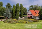 Idyllisches Anwesen in Stadtnähe von Nordhorn - Ihr Traum vom Wohnen im Grünen wird wahr - Blick vom parkähnlich angelegten Grundstück auf das Haus (Rückansicht)