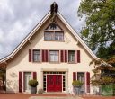 Idyllisches Anwesen in Stadtnähe von Nordhorn - Ihr Traum vom Wohnen im Grünen wird wahr - Aufwendig gestaltete Fassade mit Sandsteineinfassungen, Sprossenfenstern und Fensterläden
