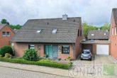 Schönes Ein-/Zweifamilienhaus in familienfreundlicher und sehr ruhiger Lage von Bookholt - Vorderansicht