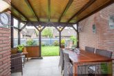Schönes Ein-/Zweifamilienhaus in familienfreundlicher und sehr ruhiger Lage von Bookholt - Überdachte Terrasse