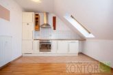Schön geschnittene 2-Zi.-Dachgeschosswohnung in ruhiger Wohnlage - Blick auf die Küche