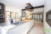 Einziehen & Wohlfühlen: Exklusives Traumhaus im beliebten Postdamm-Gebiet - Blick von der Küche in den Wohnbereich