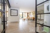 Einziehen & Wohlfühlen: Exklusives Traumhaus im beliebten Postdamm-Gebiet - Blick durch die Lofttür in den Wohnbereich