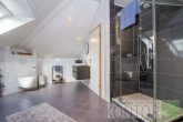 Energieeffizenter Bungalow in beliebtem Wohngebiet - Badezimmer DG - andere Perspektive