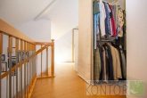 Energieeffizenter Bungalow in beliebtem Wohngebiet - Flur DG mit Blick in die Ankleide