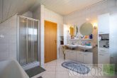 Viel Platz für Ihre Familie: Energetisch saniertes Haus in beliebter Wohnlage! - Badezimmer - andere Perspektive