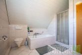 Viel Platz für Ihre Familie: Energetisch saniertes Haus in beliebter Wohnlage! - Badezimmer